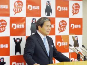 記者からの質問に答える蒲島知事の写真