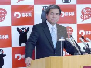 記者からの質問に答える蒲島知事の写真