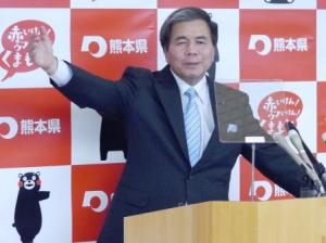 記者からの質問に答える蒲島知事の写真