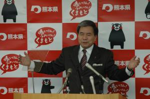 コメントする蒲島知事の写真