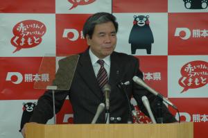 コメントする蒲島知事の写真