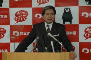 記者からの質問に答える蒲島知事の写真