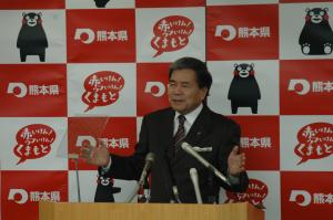 記者からの質問に答える蒲島知事の写真