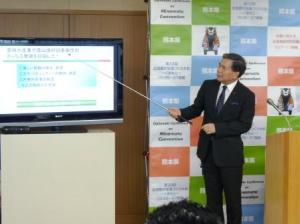 記者からの質問に答える蒲島知事の写真