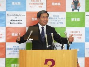 記者からの質問に答える蒲島知事の写真