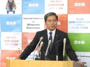 記者からの質問に答える蒲島知事の写真