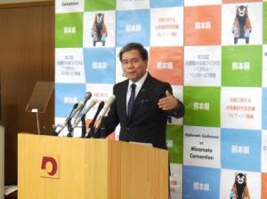 記者からの質問に答える蒲島知事の写真