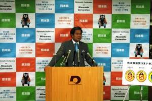 コメントする蒲島知事の写真