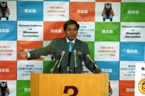 記者からの質問に答える蒲島知事の写真