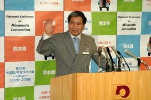 記者からの質問に答える蒲島知事の写真