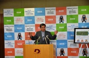 記者からの質問に答える蒲島知事の写真