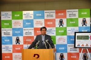 記者からの質問に答える蒲島知事の写真