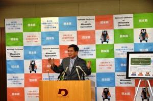 記者からの質問に答える蒲島知事の写真