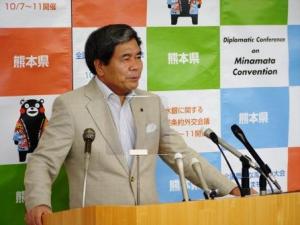 コメントする蒲島知事の写真
