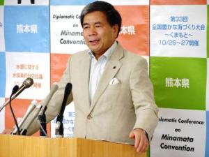 コメントする蒲島知事の写真