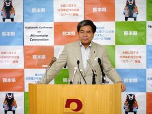 記者からの質問に答える蒲島知事の写真