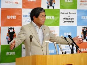 記者からの質問に答える蒲島知事の写真