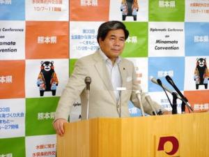 記者からの質問に答える蒲島知事の写真