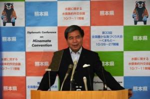 コメントする蒲島知事の写真