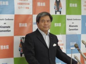記者からの質問に答える蒲島知事の写真