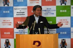 記者からの質問に答える蒲島知事の写真