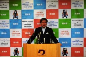 記者からの質問に答える蒲島知事の写真