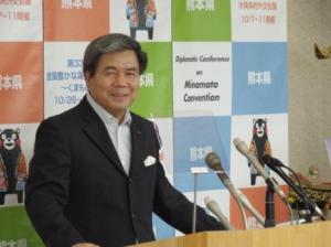 記者からの質問に答える蒲島知事の写真