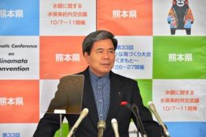 コメントする蒲島知事の写真