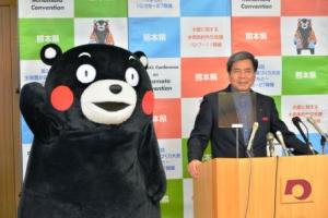蒲島知事とくまモンの写真