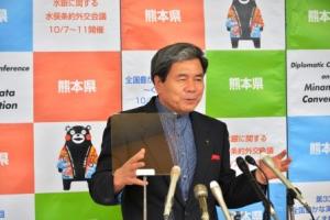 記者からの質問に答える蒲島知事の写真