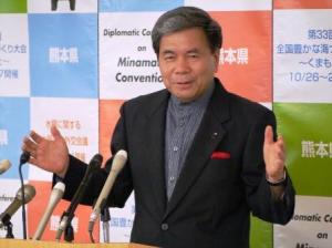 記者からの質問に答える蒲島知事の写真