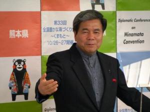 記者からの質問に答える蒲島知事の写真