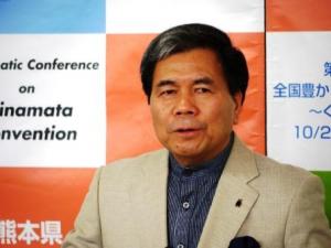 コメントする蒲島知事の写真