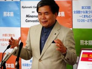 記者からの質問に答える蒲島知事の写真