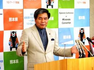 記者からの質問に答える蒲島知事の写真