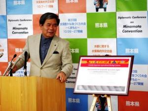 記者からの質問に答える蒲島知事の写真
