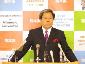 コメントする蒲島知事の写真