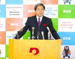 記者からの質問に答える蒲島知事の写真