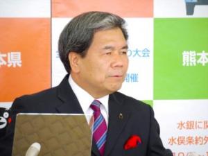 記者からの質問に答える蒲島知事の写真
