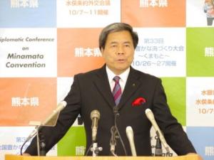 記者からの質問に答える蒲島知事の写真