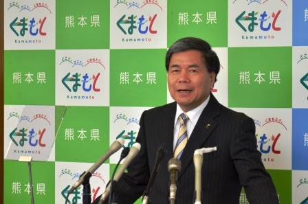 コメントする蒲島知事の写真