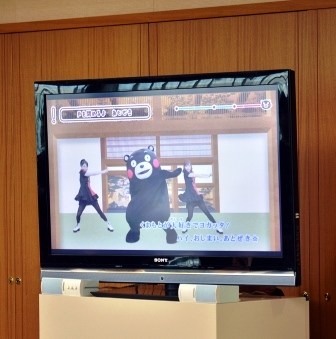 テレビモニターに映されたくまモン体操カラオケ映像