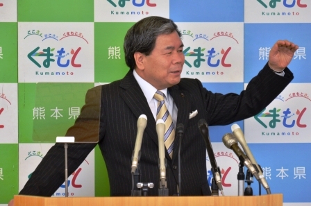 記者からの質問に答える蒲島知事の写真