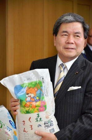 記者からの質問に答える蒲島知事の写真