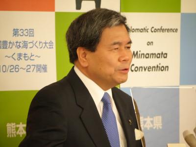 コメントする蒲島知事の写真