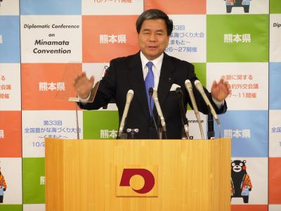 記者からの質問に答える蒲島知事の写真