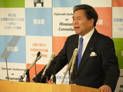 記者からの質問に答える蒲島知事の写真