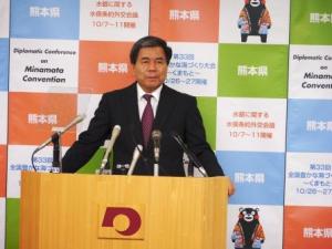 コメントする蒲島知事の写真