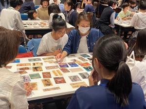 アートカードゲームをするかぞくの様子1