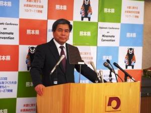 記者からの質問に答える蒲島知事の写真